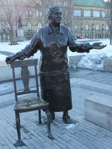 The statue of Emily Murphy stands by an empty chair, inviting visitors to sit down. Photo by Diana Matthews.